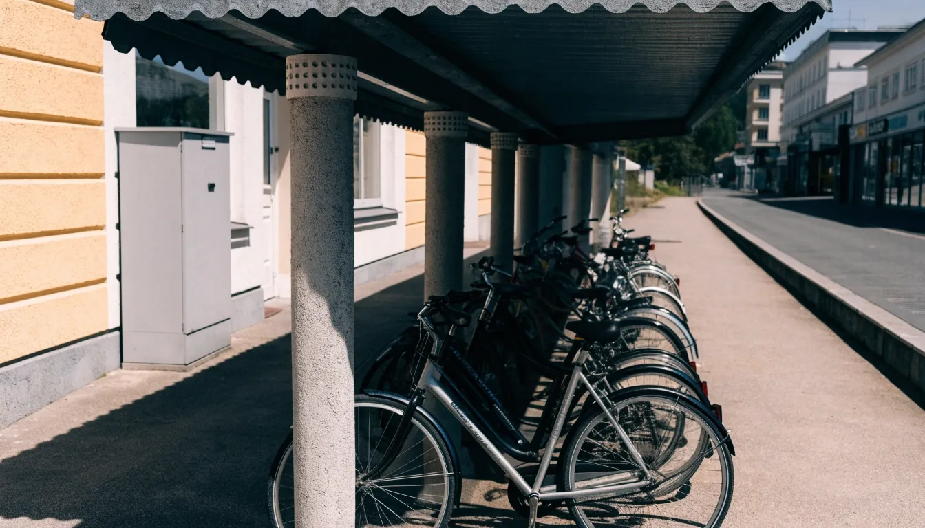 Aufgeschlagener Fahrplan und gefaltete Papierkarte auf einem Tisch bei Tageslicht